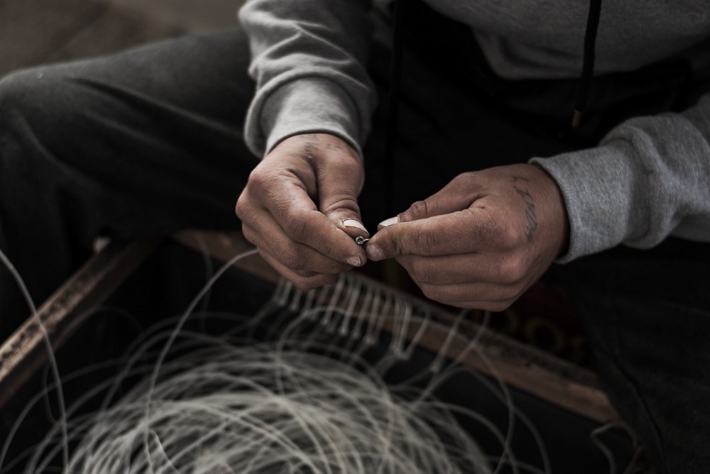 A fishermen install the hook